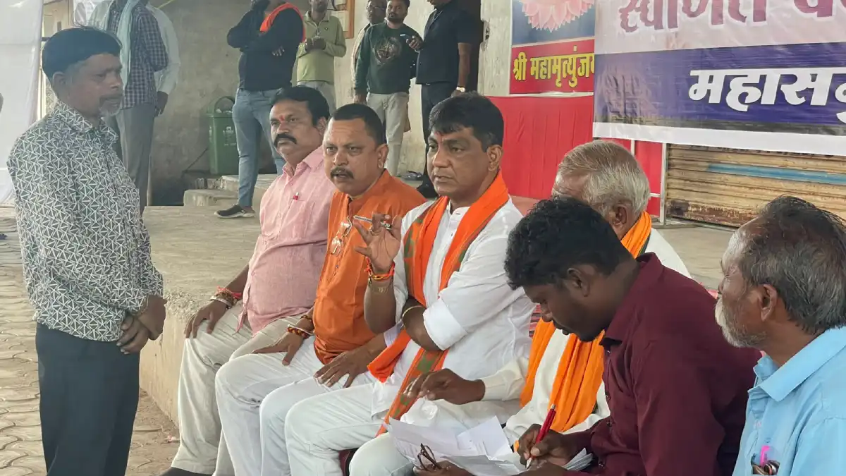 महासमुंद विधायक योगेश्वर राजू सिन्हा ने कोटवारों की बैठक लेक... - CG Sandesh