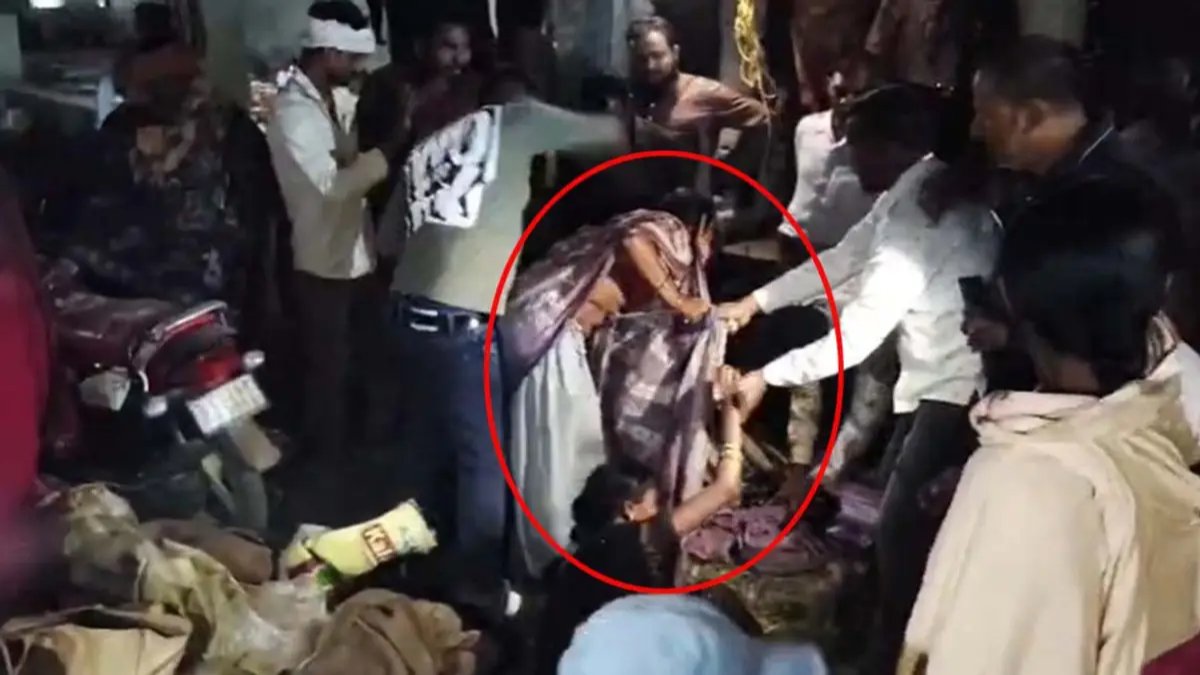 चोरी के शक ने बाजार में मचाया बवाल, दो महिलाओं को घेरकर पीटा - CG Sandesh