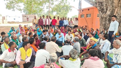 विशेष ग्राम सभा में सामाजिक अंकेक्षण प्रक्रिया का अवलोकन करने पहुंचे संचालक डॉ. जितेन्द्र सिंगरौल 