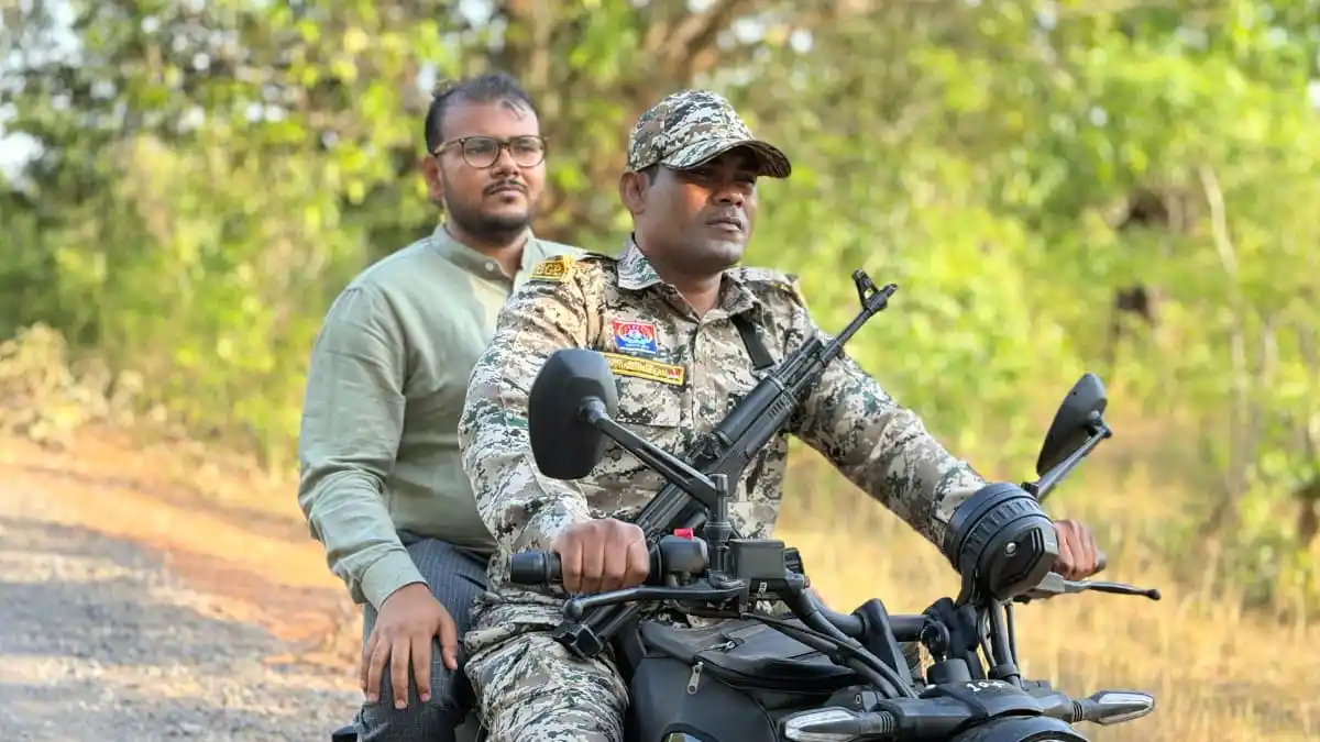 CG : सुशासन की मोटरसाइकिल से दुर्गम पहाड़ों तक पहुँचे कलेक्टर-एसपी