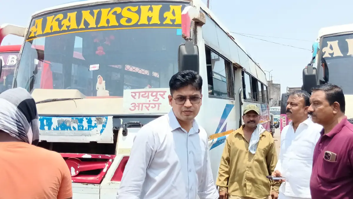 महासमुंद बस स्टैंड में आरटीओ द्वारा बसों का औचक निरीक्षण, चालक वर्दी, फिटनेस और मेडिकल जांच के दिए निर्देश
