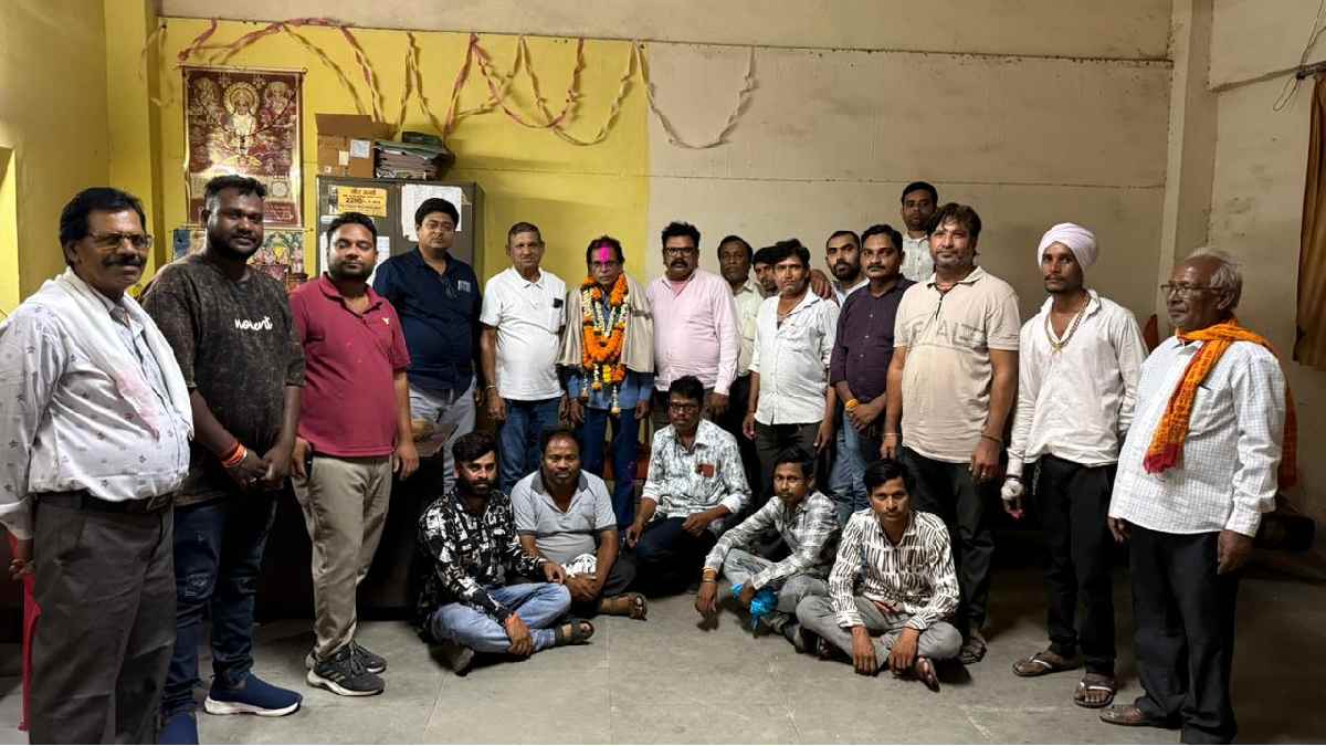 CG : 38 वर्षों की सेवा के बाद सेवानिवृत्त हुए विद्युत लाईनमैन ओमप्रकाश तांडी, निगम ने किया सम्मान
