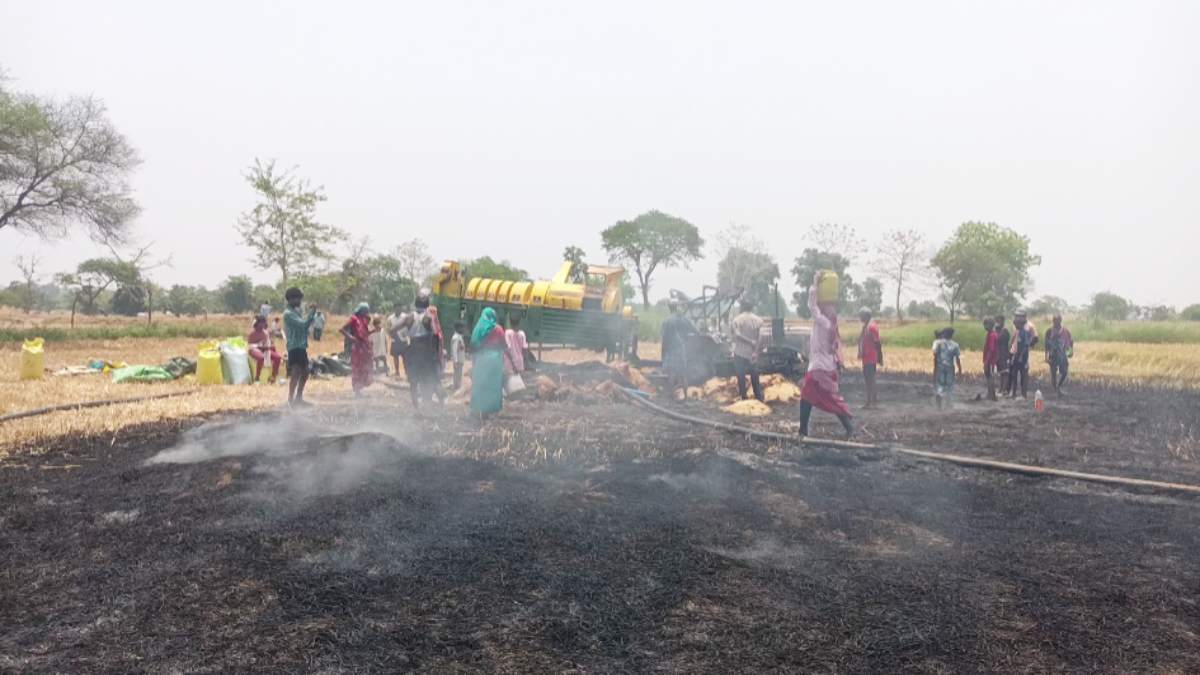 धान मिसाई के दौरान ट्रैक्टर में लगी भीषण आग, फसल समेत सब कुछ जलकर राख