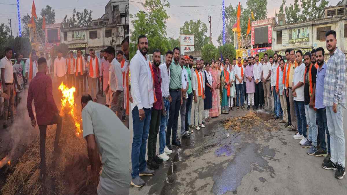 राहुल गांधी के बयान के विरोध में भाजयुमो का प्रदर्शन, अग्रसेन चौक पर फूंका पुतला