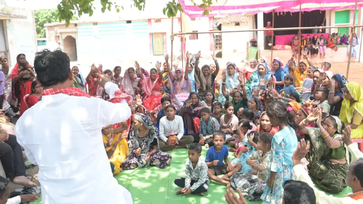 महासमुंद : ग्राम बकमा एवं कोना में विधायक योगेश्वर राजू सिन्... - CG Sandesh