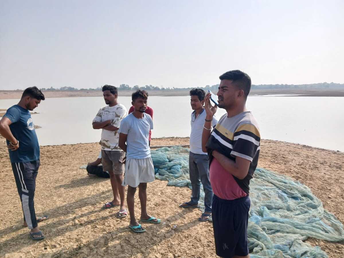 CG : प्रतिबंध के बाद भी मछली पकड़ने गए 9 ग्रामीणों से भरी ना... - CG Sandesh