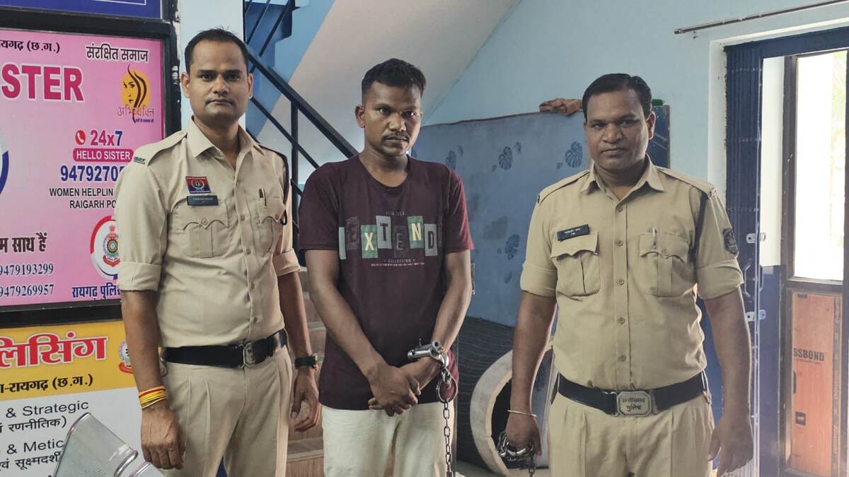 CG : फर्जी पुलिस बनकर सिक्योरिटी गार्ड ने महिला को झांसे में लिया, फिर दुष्कर्म कर किया ब्लैकमेल, आरोपी अक्षय कुमार गिरफ्तार 