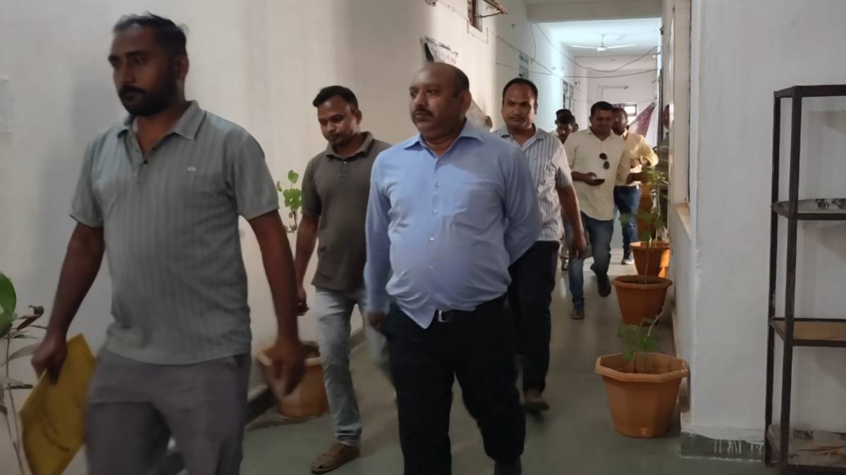 CG : तहसीलदार का रीडर 10 हजार की रिश्वत लेते रंगेहाथ गिरफ्ता... - CG Sandesh