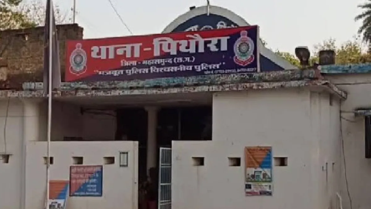 पिथौरा : महिला के घर की बाड़ी से 3 लीटर महुआ शराब जप्त - CG Sandesh
