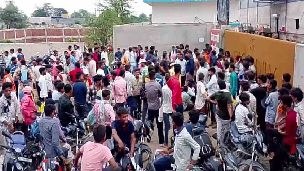 महासमुंद: पीकाडली कंपनी के बाहर स्थानीय मजदूरों का प्रदर्शन, रोजगार में भेदभाव का लगाया आरोप