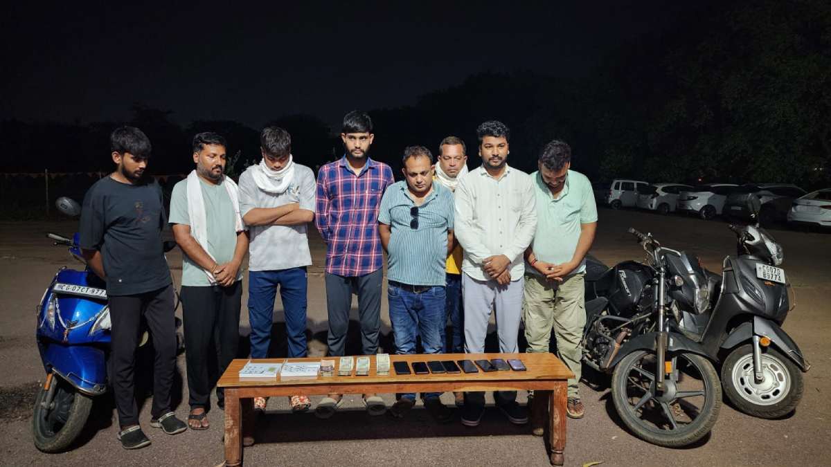 दुर्ग पुलिस की बड़ी कार्रवाई: जुआ अड्डे पर छापा, 8 जुआरी गिरफ्तार, ₹5.20 लाख की संपत्ति जब्त