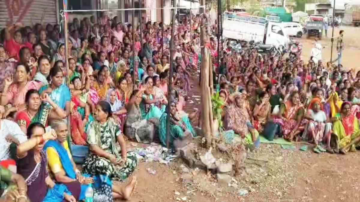 एनएचएम में संविलियन और 50% मानदेय वृद्धि की मांग को लेकर मितानिनों का प्रदर्शन