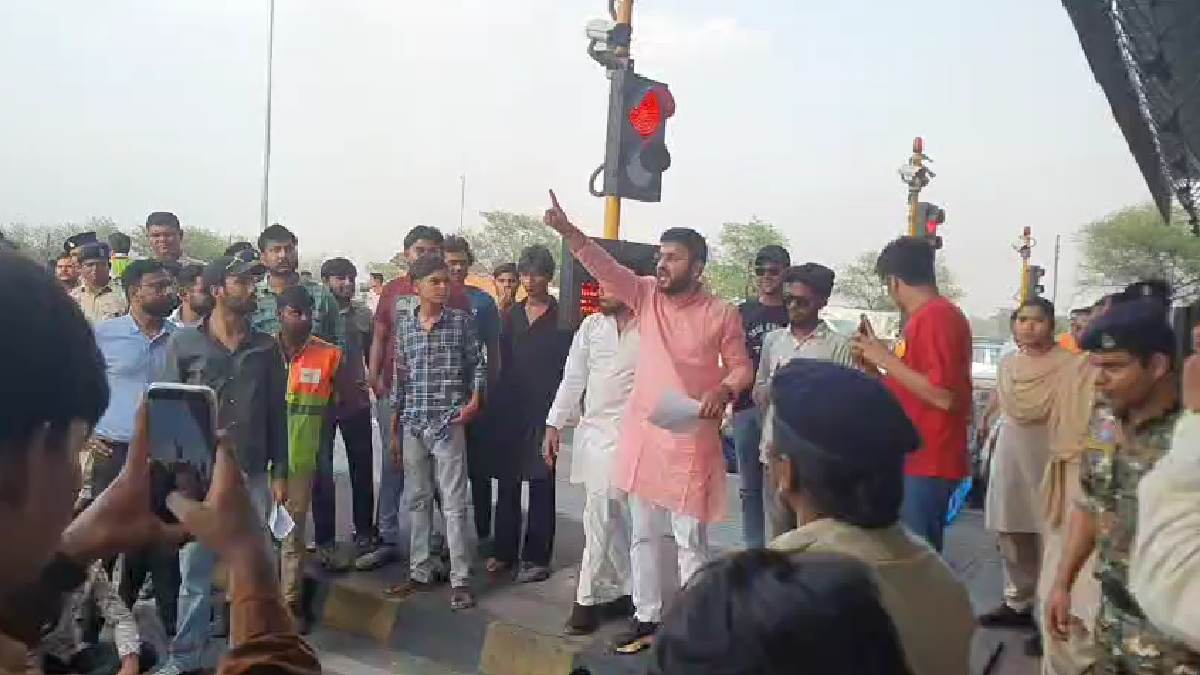 भोजपुरी टोल प्लाजा पर NSUI का प्रदर्शन, स्थानीय वाहनों को टोल मुक्त करने की मांग