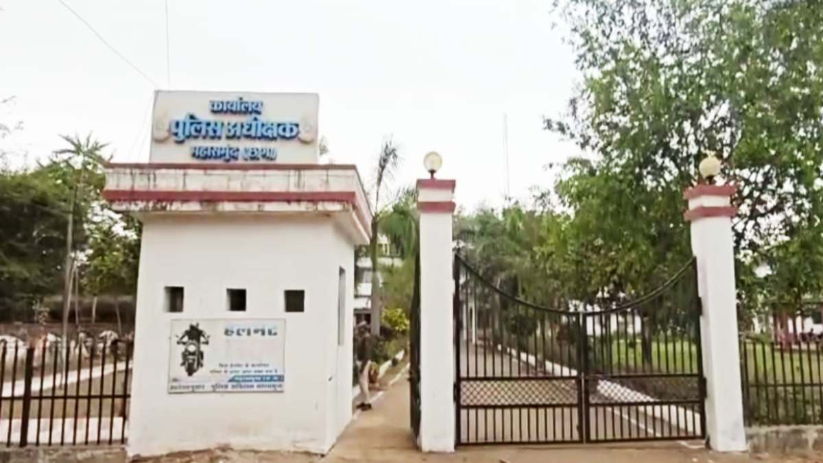 चालान की कॉपी देने के नाम पर पैसे लेते आरक्षक का वीडियो वायरल, एसपी ने किया लाइन अटैच