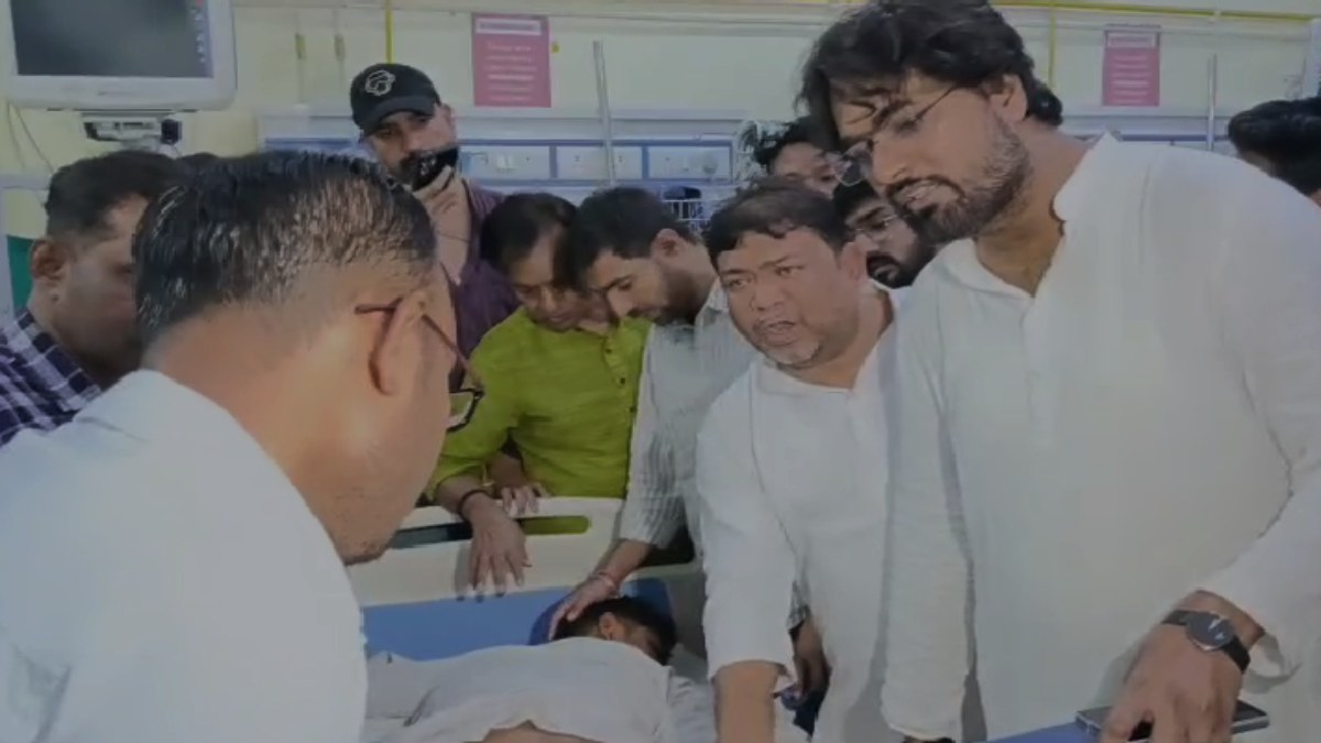 NSUI प्रदर्शन पर लाठीचार्ज से गरमाई सियासत, घायलों से मिलने सिम्स पहुंचे राष्ट्रीय अध्यक्ष विनोद जाखड़