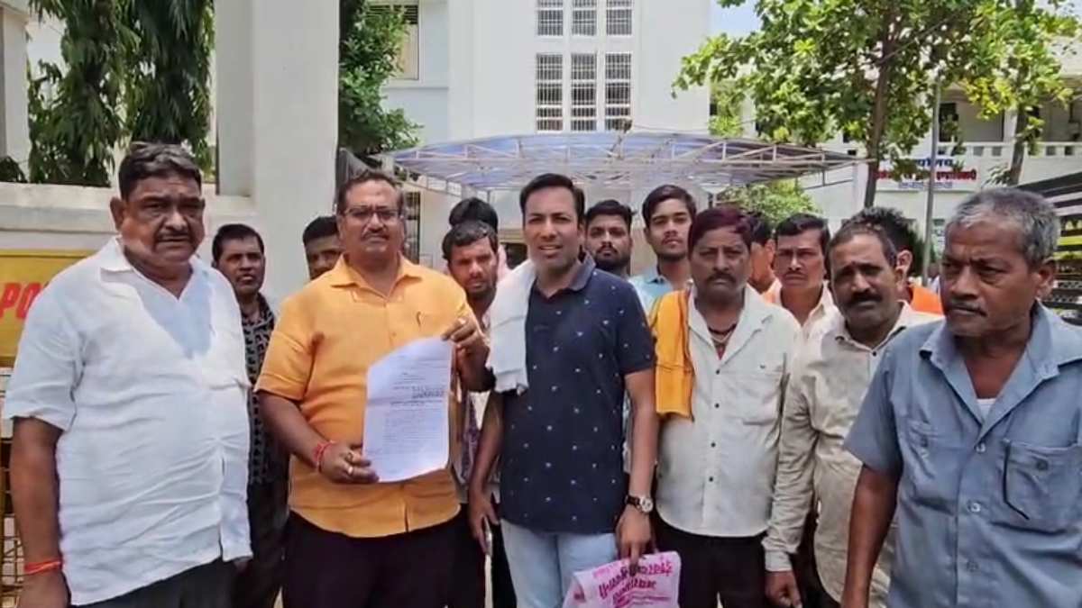 कोटवार पर शासकीय भूमि हड़पने का आरोप, ग्रामीणों ने कलेक्टर को सौंपा ज्ञापन