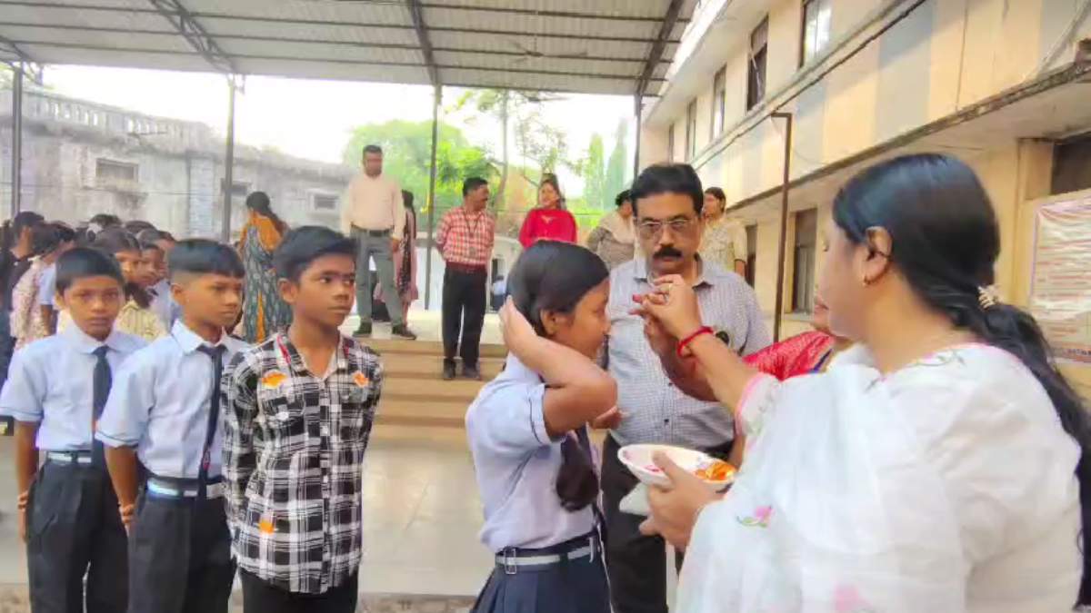 तिलक और पुष्प भेंट के साथ नवप्रवेशी छात्रों का स्वागत, उत्साहपूर्वक मनाया गया शाला प्रवेश उत्सव