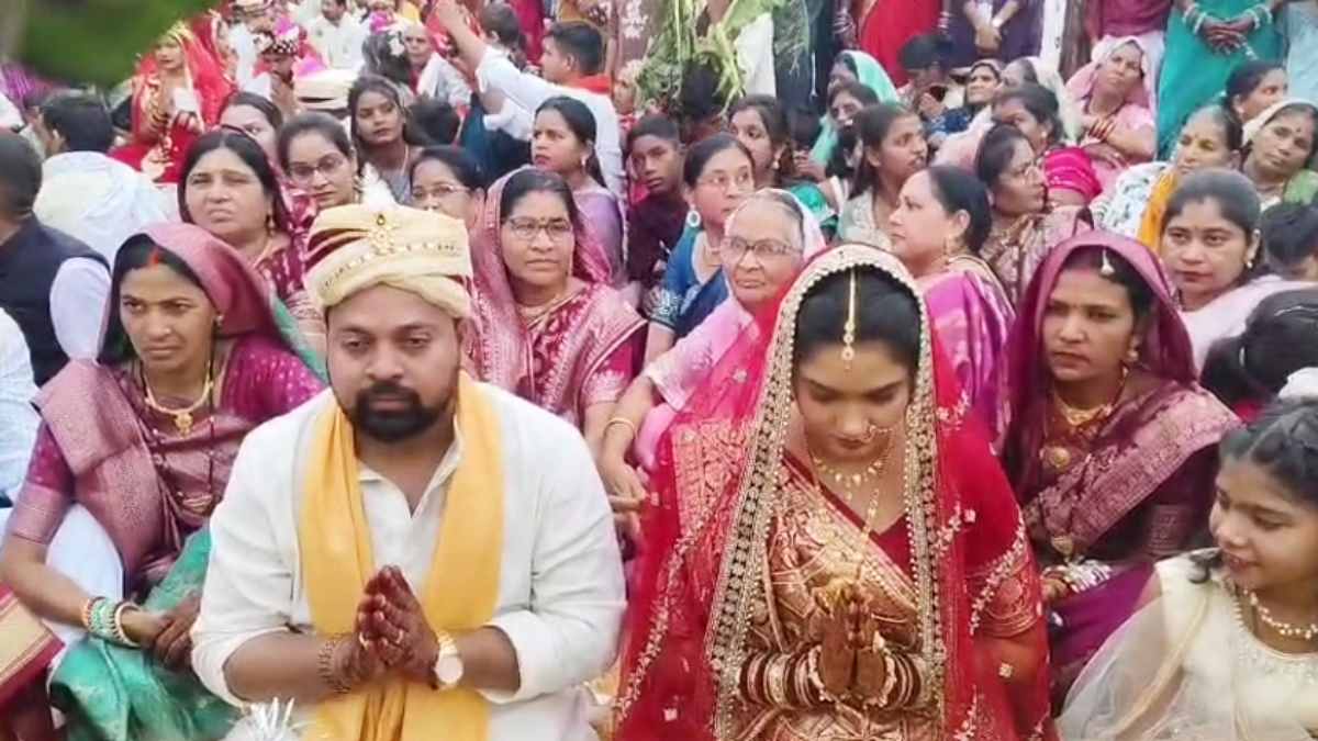 सामूहिक कन्या विवाह में भाजपा विधायक दीपेश साहू बने दूल्हा, बैलगाड़ी से पहुंचे बारात लेकर