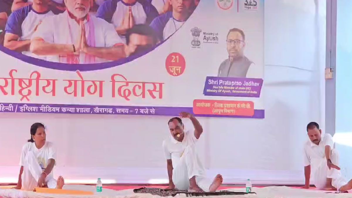 योग से निरोगी जीवन का संदेश: खैरागढ़ में 12वें अंतरराष्ट्रीय योग दिवस पर सैकड़ों लोगों ने किया सामूहिक योगाभ्यास