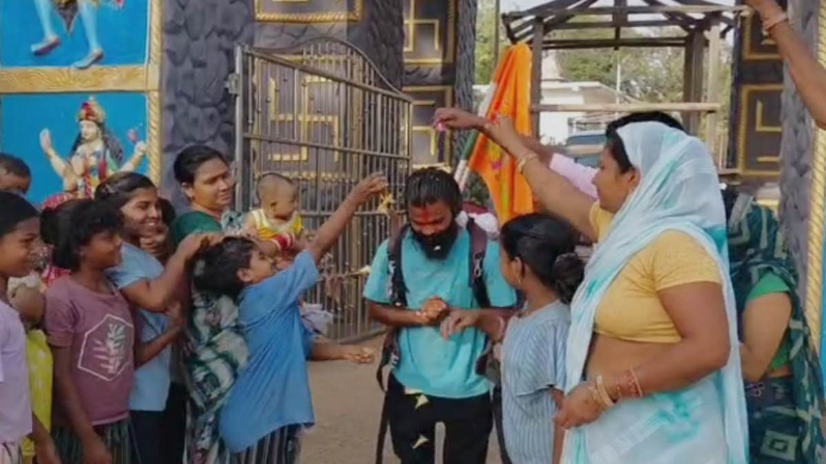 स्केटिंग से भारत भ्रमण पर निकला यूपी का युवा पहुंचा फरसगांव, मां दंतेश्वरी के किए दर्शन
