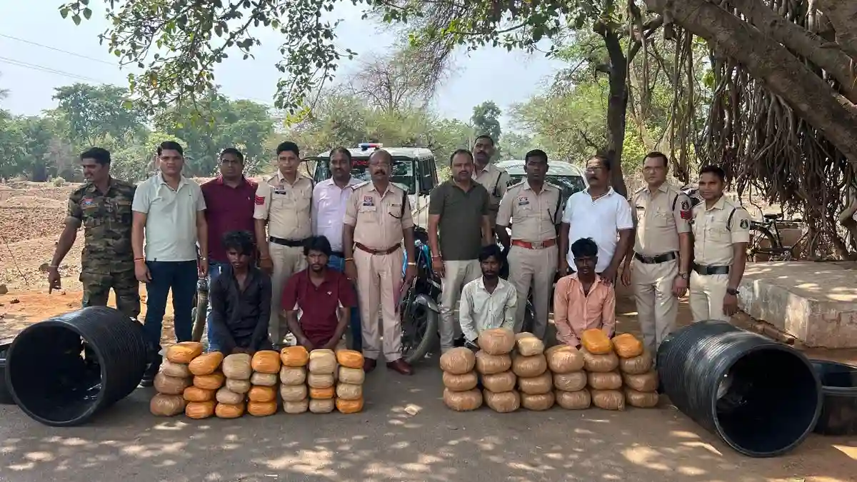 CG : गांजा तस्करी के आरोप में 5 गिरफ्तार, 4 बाइक जप्त - CG Sandesh
