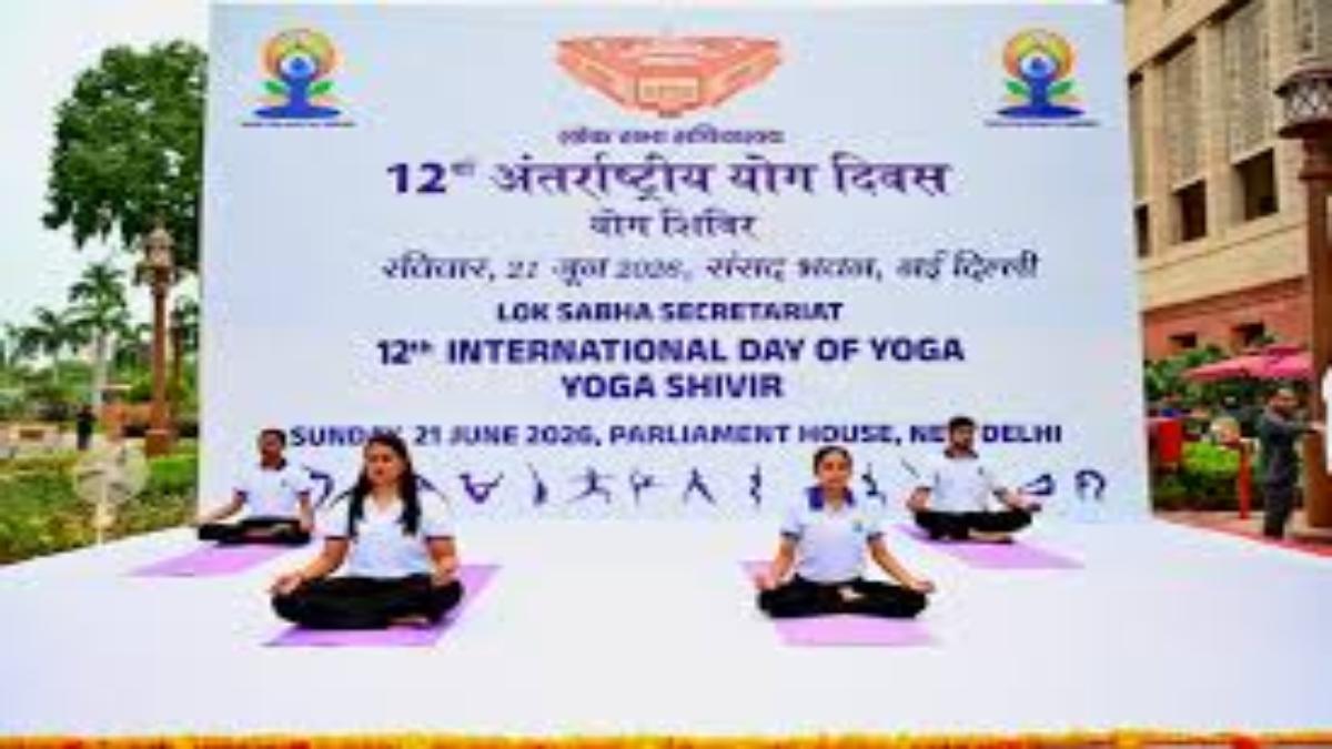 नई दिल्ली में 12वें अंतरराष्ट्रीय योग दिवस पर केंद्रीय मंत्रियों और कई हस्तियों ने किया योगाभ्यास