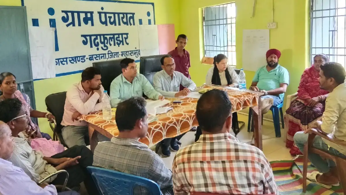 बसना : आवास के नाम पर पैसे मांगने का आरोप, जाँच में पहुंचे अधिकारी, बीजेपी नेता को ग्रामीणों ने बाहर निकाला!