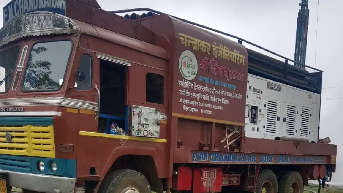 महासमुंद : बिना अनुमति बोर खनन कर रही  बोर मशीन जप्त