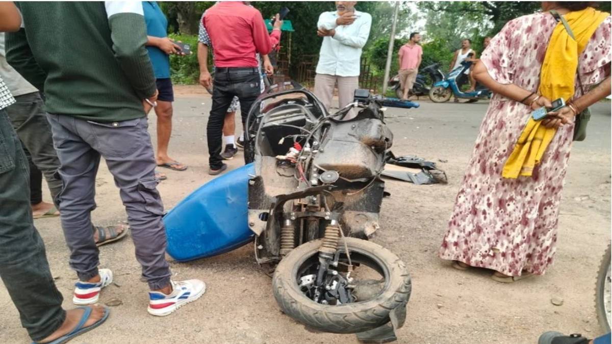 CG : तेज रफ्तार ट्रेलर की चपेट में आया स्कूटी सवार परिवार, पिता और पुत्र की मौत, मां गंभीर