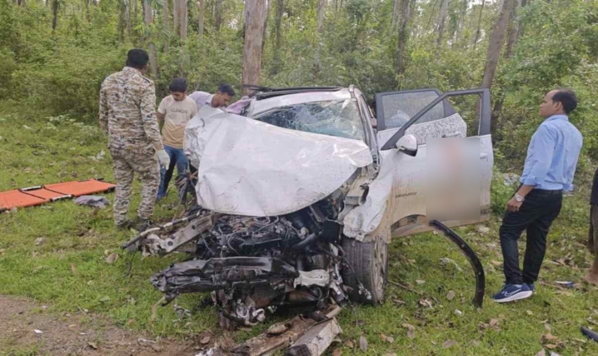 CG : बस और कार की जोरदार भिड़ंत, चालक की मौके पर मौत, मां बे... - CG Sandesh