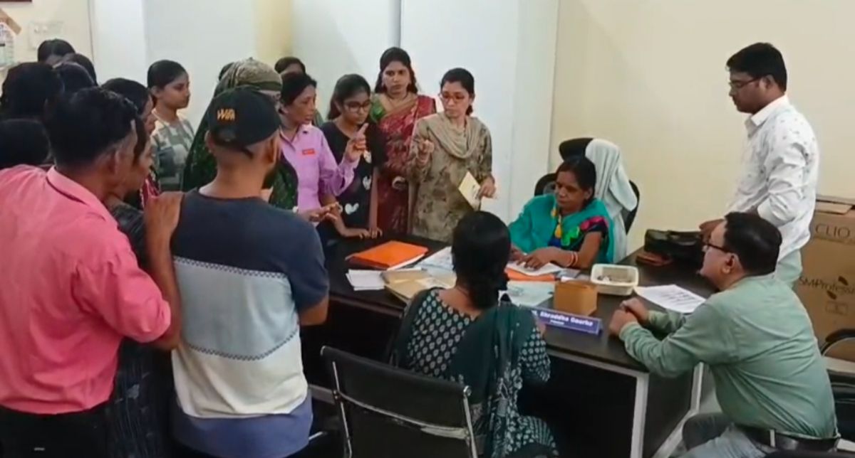 CG: स्वामी आत्मानंद स्कूल में पालकों का हंगामा, अवसर परीक्षा में भी आधे से ज्यादा छात्रों के फेल होने पर जताया विरोध, दोबारा परीक्षा की मांग पर अड़े