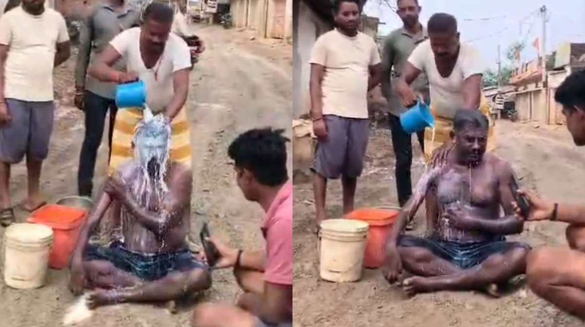 CG: दूध से नहलाकर युवक का सम्मान, गंदे पानी से भरे गड्ढों में स्नान कर किया था जर्जर सड़क का विरोध
