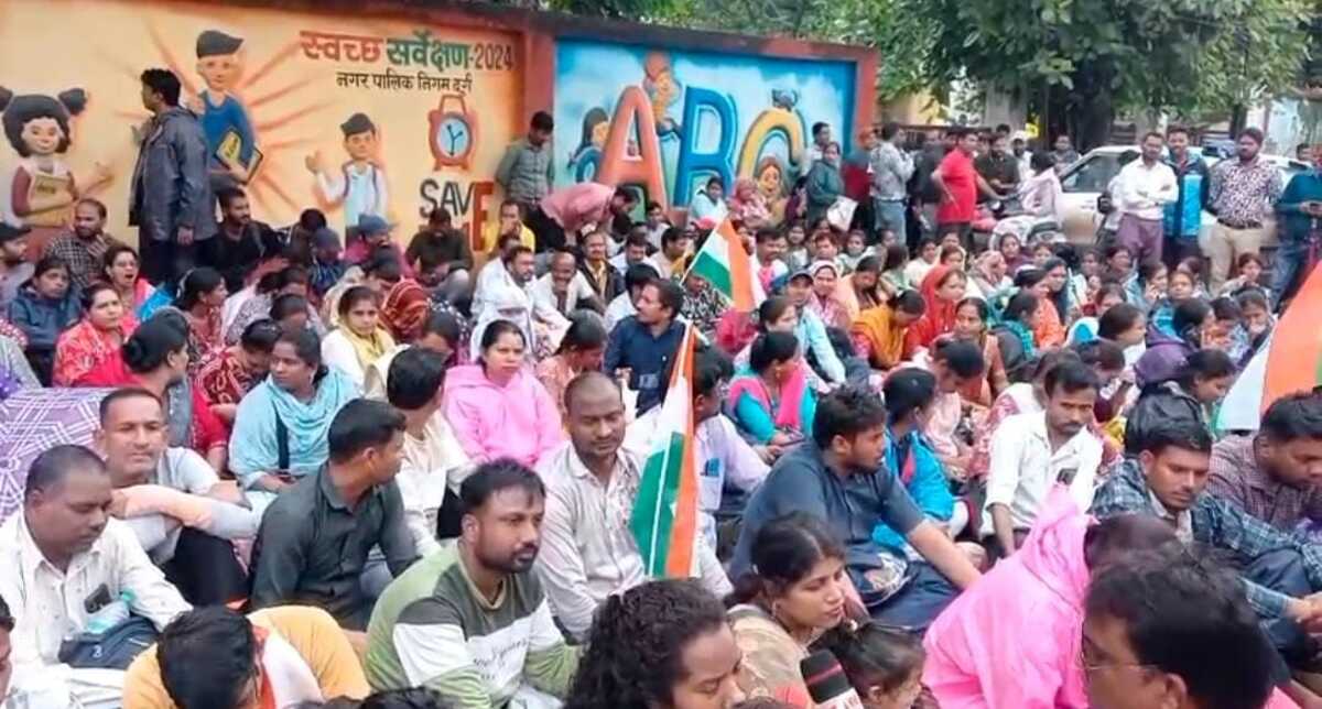CG ब्रेकिंग : हड़तालरत अतिथि शिक्षकों को स्कूल शिक्षा विभाग का सख्त निर्देश, 27 जुलाई तक कार्य पर नहीं लौटने पर सेवाएं होंगी समाप्त