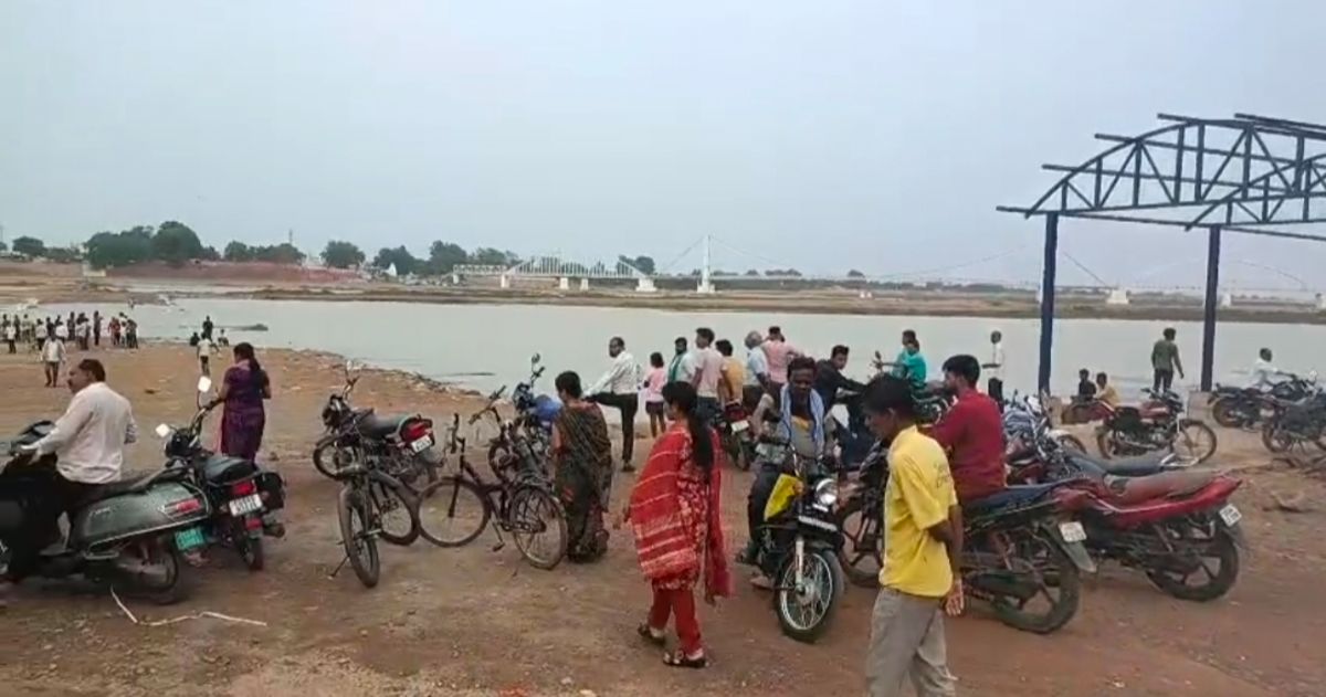 CG : महानदी में नहा रहे दंपति तेज बहाव में बहे, पत्नी सुरक्षित, पति की तलाश जारी