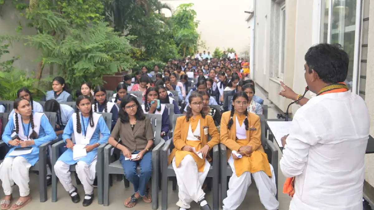 महासमुंद : मेधावी छात्र-छात्राओं का सम्मान कर विधायक योगेश्वर राजू सिन्हा ने बढ़ाया उत्साह, कहा— शिक्षा ही विकसित भारत की सबसे सशक्त नींव