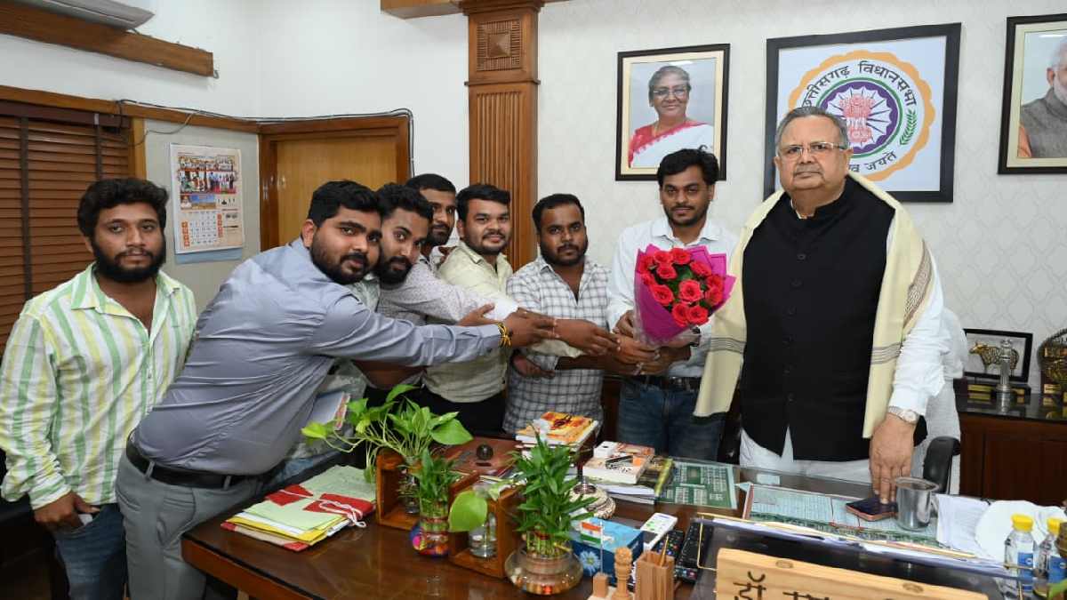 16 दिन बाद खत्म हुआ बिजली संविदा कर्मचारियों का आंदोलन, विधानसभा अध्यक्ष डॉ. रमन सिंह के आश्वासन के बाद बनी सहमति