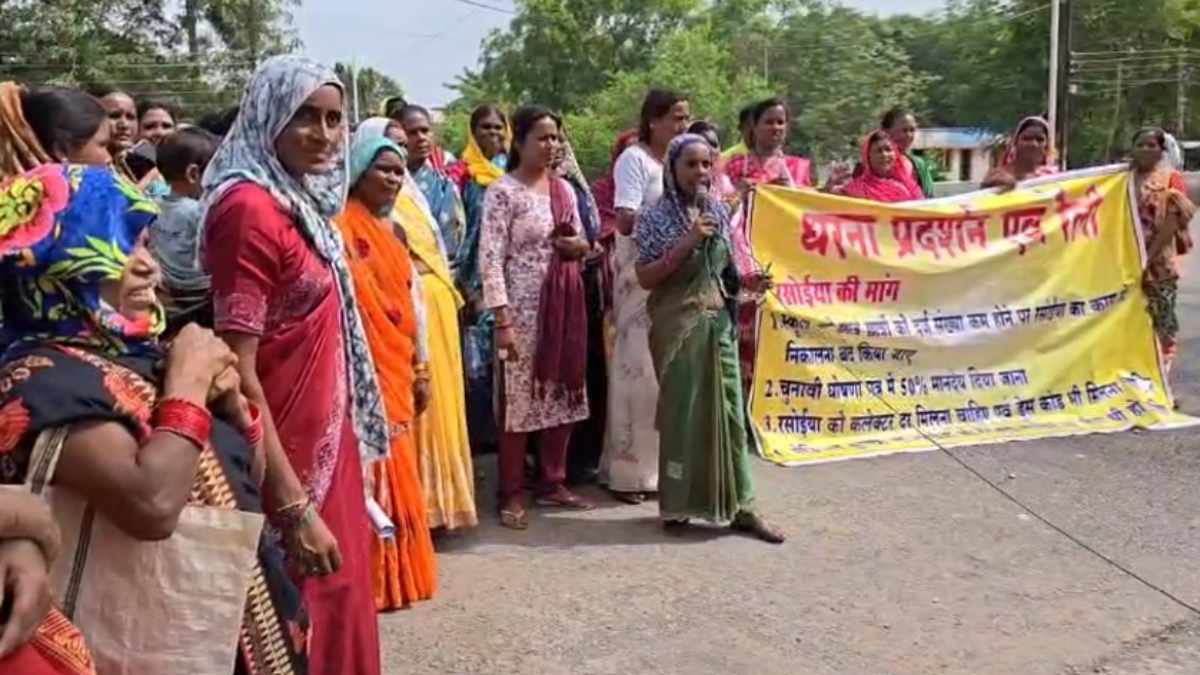 महासमुंद में मध्यान्ह भोजन रसोइयों का उग्र प्रदर्शन, कलेक्ट्रेट घेराव के बाद किया चक्का जाम
