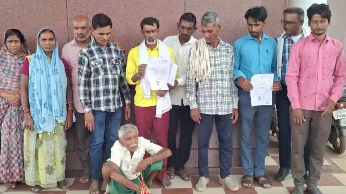 बेमेतरा में पीएम आवास योजना में गड़बड़ी के आरोप, ग्रामीणों ने कलेक्ट्रेट पहुंचकर सौंपा ज्ञापन