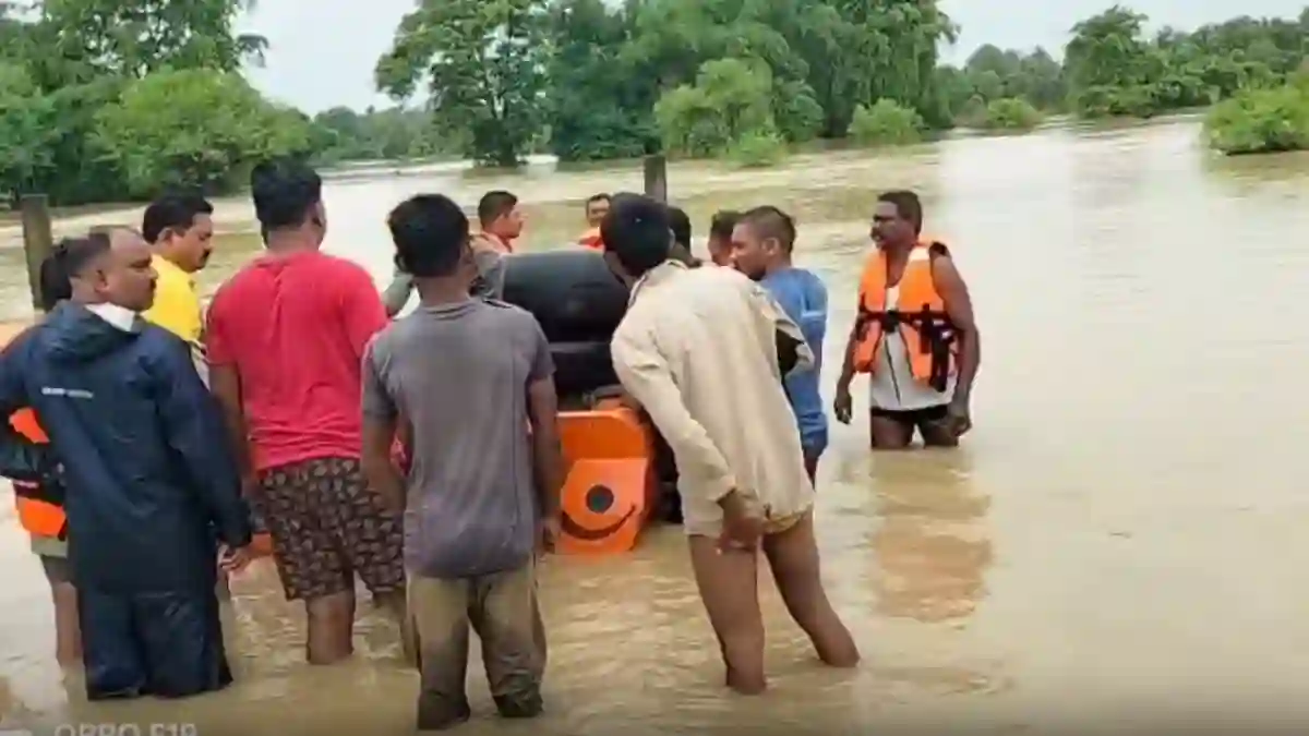 महासमुंद : बाढ़ में फंसे लोगों का किया गया रेस्क्यू