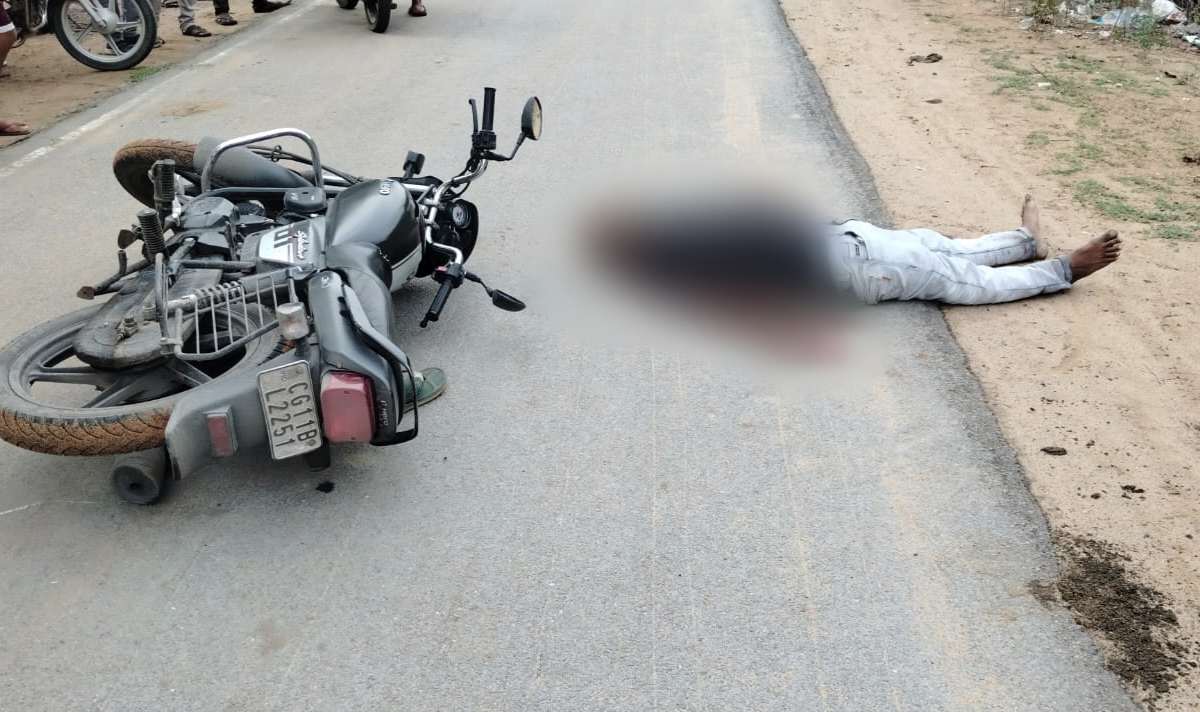 CG : तेज रफ्तार बाइक ने सड़क पर खड़े युवक को मारी ऐसी टक्कर, मौके पर हो गई मौत