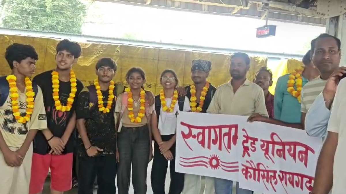 विशाखापट्टनम-प्रयागराज साप्ताहिक ट्रेन का रायगढ़ में स्वागत, यात्रियों में उत्साह