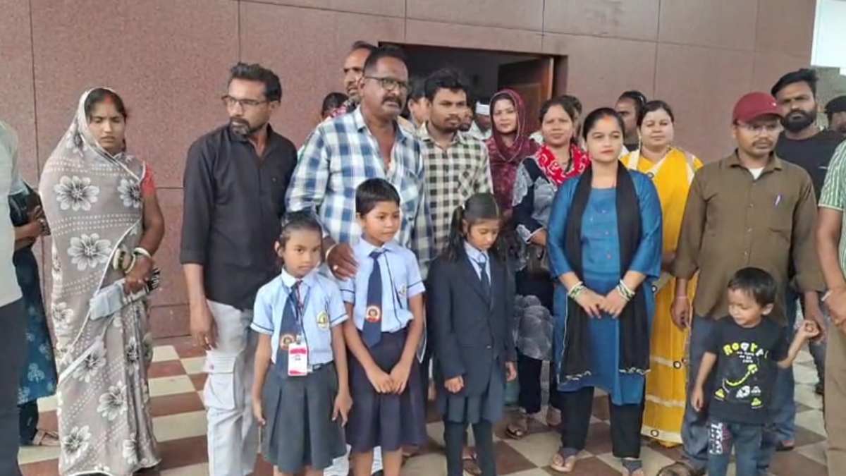 बेमेतरा: शिक्षकों की कमी की शिकायत लेकर जनदर्शन पहुंचे पालक,... - CG Sandesh