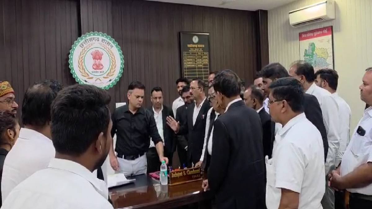 अधिवक्ता पर FIR से भड़का वकीलों का आक्रोश, कलेक्टर को सौंपा ... - CG Sandesh