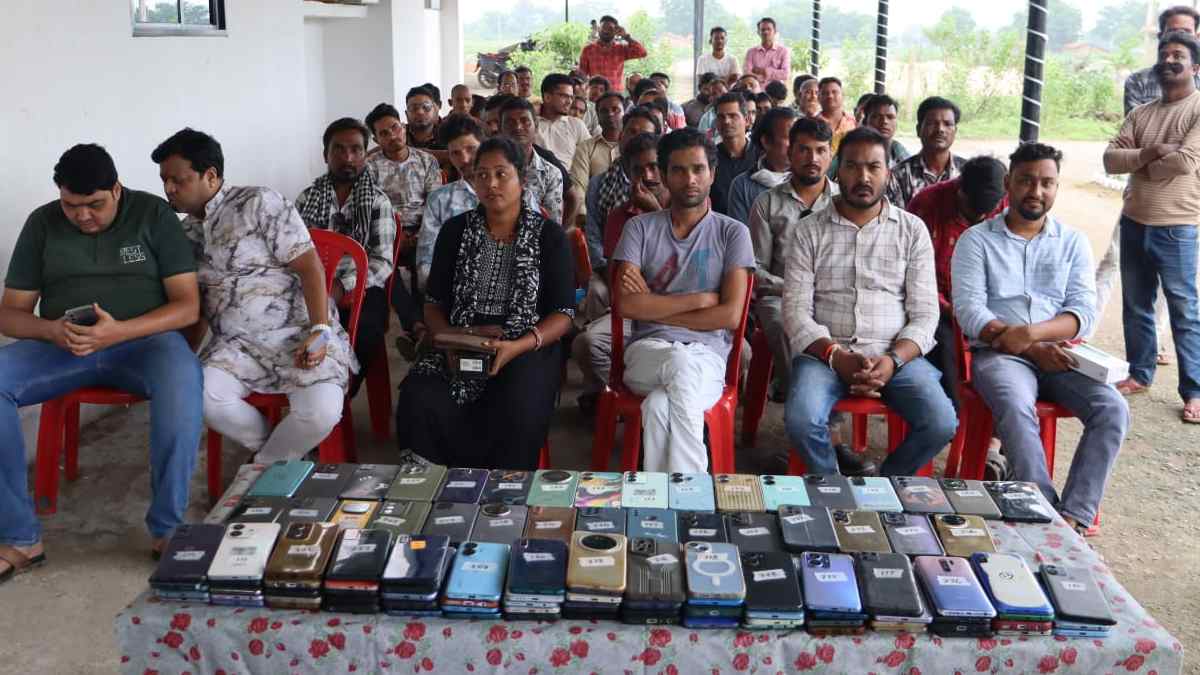 सक्ती पुलिस की बड़ी सफलता, 20 लाख के 100 गुम मोबाइल बरामद - CG Sandesh