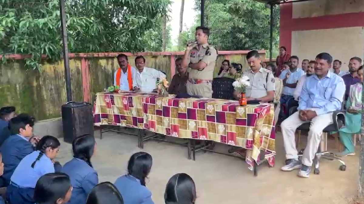 आत्मानंद स्कूल हारनगर में विशेष कार्यक्रम, बच्चों को गुड टच-बैड टच और साइबर सुरक्षा की दी जानकारी