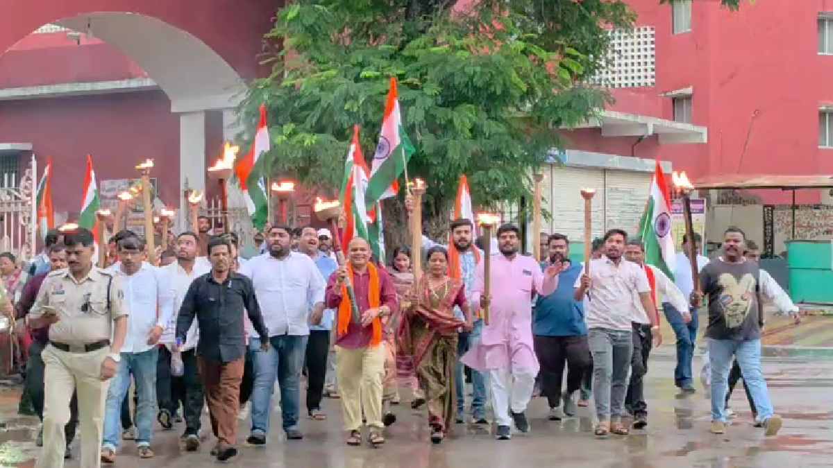 वंदे मातरम के कथित अपमान पर भाजयुमो का आक्रोश, मशाल रैली निक... - CG Sandesh