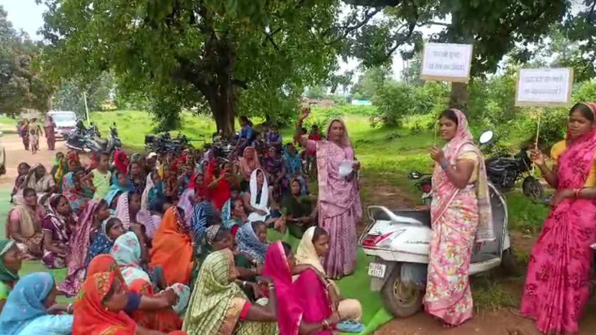 स्कूल भवन की मांग को लेकर ग्रामीणों का हल्लाबोल, तालाबंदी कर धरने पर बैठे ग्रामीण