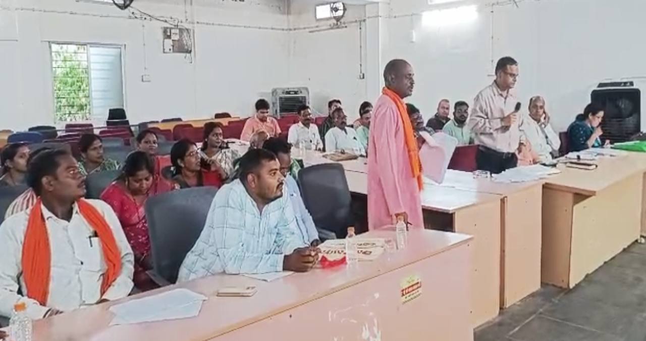 तखतपुर जनपद की सामान्य सभा में विकास कार्यों पर सवाल, बिना प... - CG Sandesh