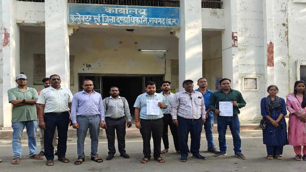 छात्रावास अधीक्षकों ने कलेक्टर को सौंपा ज्ञापन, निरीक्षण के नाम पर दबाव और धनराशि मांगने का आरोप