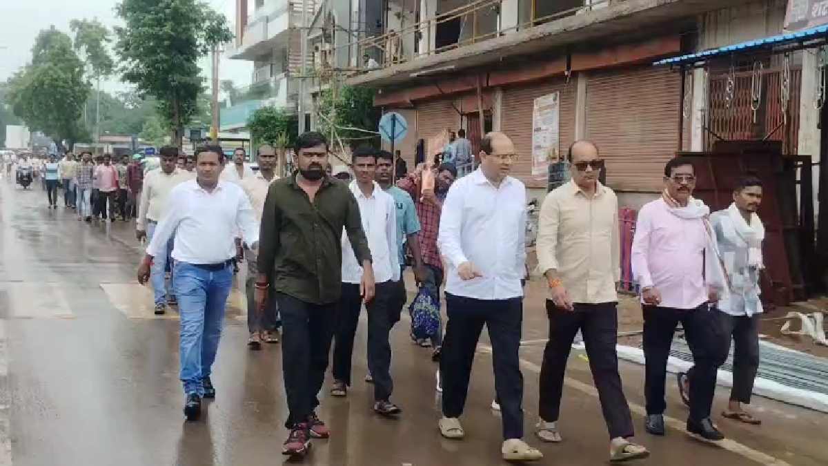 4 साल से लो वोल्टेज की समस्या से परेशान ग्रामीण, बिजली दफ्तर... - CG Sandesh